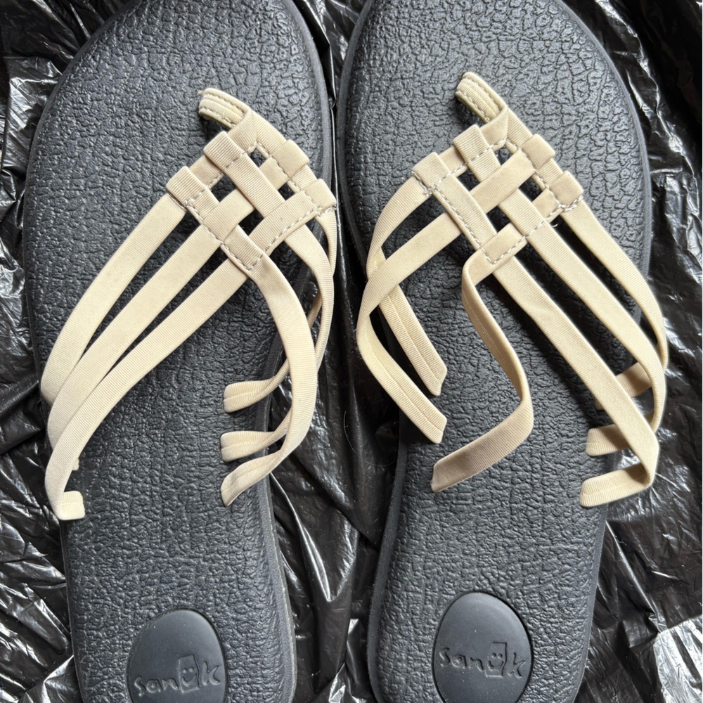 Sanuk Women's Black and Tan Sandals